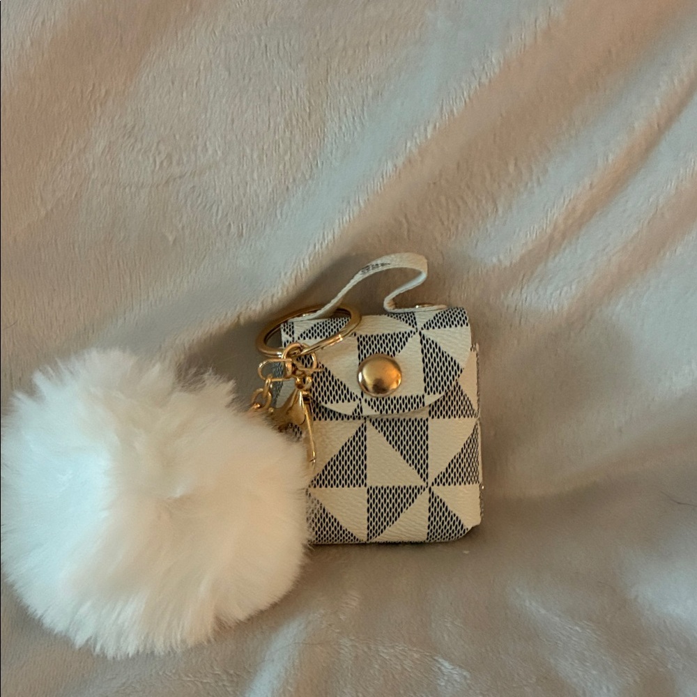 Geometric Bag clip in gray & white. NWOT